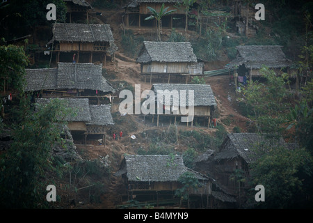 Flüchtling Hütten auf einem Hügel rund 130 000 burmesischen Flüchtlinge siedelten in Thailand wegen Unterdrückung in ihrer Heimat Myanmar Burma etwa 30 000 Flüchtlinge leben heute im Westen Thailands Mae Sot und erhalten humanitäre Hilfe ein weiteres 200 birmanischen Flüchtlinge in La pro Her ein Dorf auf der burmesische Seite der Grenze zu Thailand den Müll niedergelassen haben zu überqueren, weil sie in ihrer Heimat bleiben diese Flüchtlinge wollen unterstützen die Rebellenbewegung Straflosigkeit Karen National Befreiung-Armee betreibt in östlichen Birma Jan 2007 Stockfoto