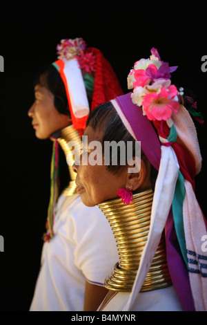 Profile der beiden Longneck-Frauen, die etwa 300 birmanischen Flüchtlinge in Thailand Mitglieder der indigenen Gruppe bekannt als die Longnecks die größte der drei Dörfer sind, wo die Longnecks Leben, heißt gelegen Nai Soi in der Nähe von Mae Hong Son Stadt Longnecks Verschleiß Metall-Ringe auf den Hals, das Schlüsselbein nach unten drücken und verlängern dem Hals sind sie eine Touristenattraktion, die Touristen besuchen Nai Soi zu fotografieren die Longnecks und kaufen ihre Handarbeiten, die die Dörfer kritisiert werden von Menschenrechtsorganisationen wie menschliche zoos Stockfoto