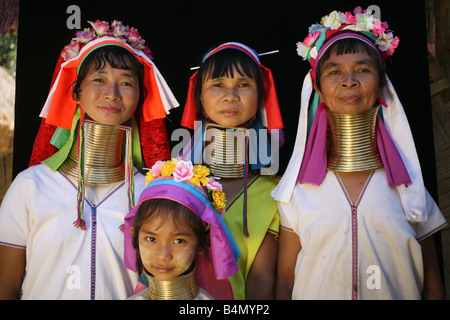 Eine Gruppe von Longneck Weibchen ca. 300 birmanischen Flüchtlinge in Thailand Mitglieder der indigenen Gruppe bekannt als die Longnecks die größte der drei Dörfer sind, wo die Longnecks Leben, heißt gelegen Nai Soi in der Nähe von Mae Hong Son Stadt Longnecks Verschleiß Metall-Ringe auf den Hals, das Schlüsselbein nach unten drücken und verlängern dem Hals sind sie eine Touristenattraktion, die Touristen besuchen Nai Soi zu fotografieren die Longnecks und kaufen ihre Handarbeiten, die die Dörfer kritisiert werden von Menschenrechtsorganisationen wie menschliche zoos Stockfoto