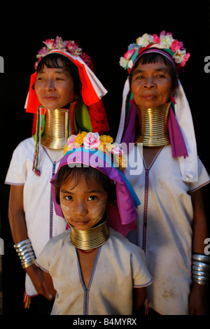 Eine Gruppe von Longneck Weibchen ca. 300 birmanischen Flüchtlinge in Thailand Mitglieder der indigenen Gruppe bekannt als die Longnecks die größte der drei Dörfer sind, wo die Longnecks Leben, heißt gelegen Nai Soi in der Nähe von Mae Hong Son Stadt Longnecks Verschleiß Metall-Ringe auf den Hals, das Schlüsselbein nach unten drücken und verlängern dem Hals sind sie eine Touristenattraktion, die Touristen besuchen Nai Soi zu fotografieren die Longnecks und kaufen ihre Handarbeiten, die die Dörfer kritisiert werden von Menschenrechtsorganisationen wie menschliche zoos Stockfoto