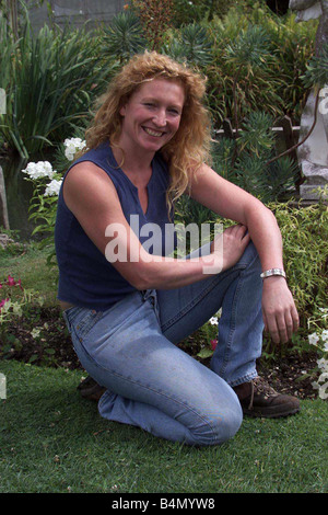 Charlie Dimmock TV-Moderatorin Gärtner Juli 1999 im Bild um das Wetter in Romsey Hampshire Stockfoto