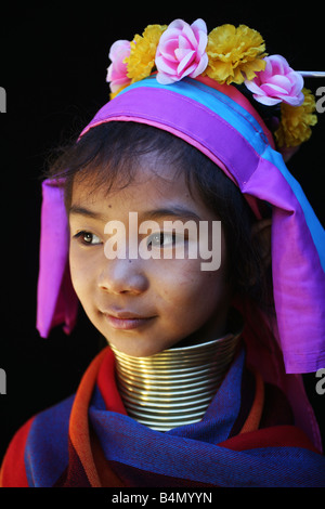 Porträt eines jungen Mädchens Longneck ca. 300 birmanischen Flüchtlinge in Thailand Mitglieder der indigenen Gruppe bekannt als die Longnecks die größte der drei Dörfer sind, wo die Longnecks Leben, heißt gelegen Nai Soi in der Nähe von Mae Hong Son Stadt Longnecks Verschleiß Metall-Ringe auf den Hals, die das Schlüsselbein nach unten drücken und den Hals sind sie eine touristische, die Attraktion Touristen Nai Soi besuchen zu fotografieren die Longnecks und kaufen ihr Kunsthandwerk sind die Dörfer, zu verlängern als menschliche Zoos kritisiert von Menschenrechtsorganisationen Stockfoto