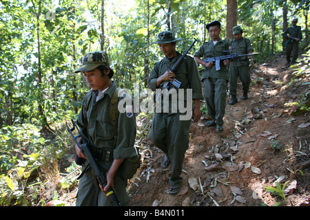 Straflosigkeit Soldaten in einer Linie nahe der Grenze zu Thailand In Myanmar Burma, Tausende von Menschen in der Nähe von der Grenze als Folge der Unterdrückung in ihrem Heimatland um 200 birmanischen Vertriebene in La niedergelassen haben pro Her niedergelassen haben ein Dorf auf der burmesische Seite der Grenze zu Thailand in der Nähe der thailändischen Stadt von Mae Sot sie weigern sich, die Grenze zu überqueren, weil sie in ihrer Heimat dieser Flüchtlinge bleiben wollen, unterstützen die Rebellenbewegung namens Straflosigkeit Karen National Liberation Army betreibt in östlichen Birma Jan 2007 Stockfoto