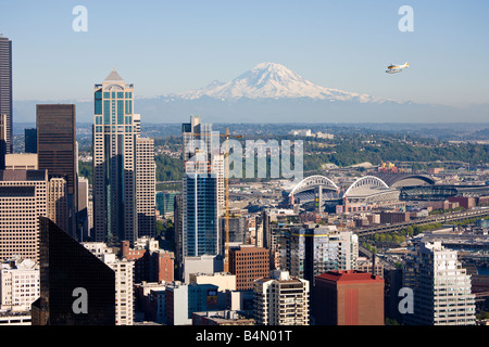 Wasserflugzeug nähert sich downtown Seattle mit Mt Rainier im Hintergrund sichtbar Stockfoto