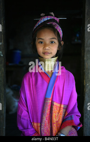 Porträt eines Mädchens Longneck in bunte Tracht ca. 300 birmanischen Flüchtlinge in Thailand Mitglieder der indigenen Gruppe bekannt sind als die größte der drei Dörfer wo live Longnecks nennt man Nai Soi Longnecks befindet sich in der Nähe von Mae Hong Son Stadt Longnecks Metallringe auf den Hals, die das Schlüsselbein nach unten drücken und verlängern dem Hals tragen, sie sind, eine touristische Attraktion Touristen besuchen Nai Soi zu fotografieren die Longnecks und kaufen ihre Handwerk die Dörfer sind als menschliche Zoos von Menschenrechtsorganisationen kritisiert. Stockfoto