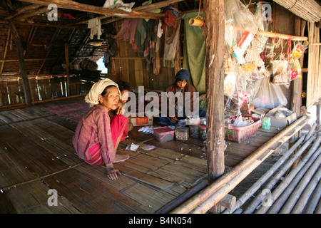 Birmanischen Familie in einer Hütte in den Vertriebenen Dorf nahe der thailändischen Grenze In Myanmar Birma Tausende von Menschen siedelten sich in der Nähe von der Grenze als Folge der Unterdrückung in ihrem Heimatland um 200 birmanischen Vertriebenen, in La niedergelassen haben pro Her ein Dorf auf der burmesische Seite der Grenze zu Thailand in der Nähe der thailändischen Stadt von Mae Sot sie weigern sich, die Grenze zu überqueren, weil sie in ihrer Heimat dieser Flüchtlinge bleiben wollen unterstützen die Rebellen Bewegung mit dem Namen Straflosigkeit Karen National Liberation Army betreibt in östlichen Birma Jan 2007 Stockfoto