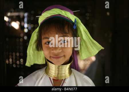 Porträt eines jungen Mädchens Longneck ca. 300 birmanischen Flüchtlinge in Thailand Mitglieder der indigenen Gruppe bekannt als die Longnecks die größte der drei Dörfer sind, wo die Longnecks Leben, heißt gelegen Nai Soi in der Nähe von Mae Hong Son Stadt Longnecks Verschleiß Metall-Ringe auf den Hals, die das Schlüsselbein nach unten drücken und den Hals sind sie eine touristische, die Attraktion Touristen Nai Soi besuchen zu fotografieren die Longnecks und kaufen ihr Kunsthandwerk sind die Dörfer, zu verlängern als menschliche Zoos kritisiert von Menschenrechtsorganisationen Stockfoto