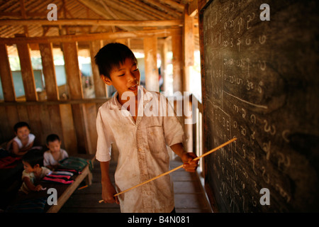 Eine junge Lehrerin an der Schule für burmesische Kinder in La pro Her In Myanmar Birma Tausende von Menschen sich, in der Nähe von der Grenze als Folge der Unterdrückung in ihrem Heimatland um 200 birmanischen Vertriebene in La angesiedelt haben pro Her niedergelassen haben ein Dorf auf der burmesische Seite der Grenze zu Thailand in der Nähe der thailändischen Stadt von Mae Sot sie weigern sich, die Grenze zu überqueren, weil sie in ihrer Heimat dieser Flüchtlinge bleiben wollen unterstützen die Rebellen Bewegung mit dem Namen Straflosigkeit Karen National Liberation Army betreibt in östlichen Birma Jan 2007 Stockfoto