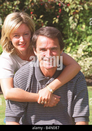 Alan Hansen BBC Sport-Moderator September 1999 im Bild zu Hause mit Frau Janet Hansen Stockfoto