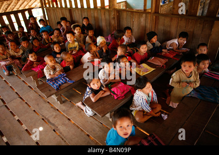 Ein überfüllten Schulraum in La pro Her In Myanmar Birma Tausende von Menschen sich, in der Nähe von der Grenze als Folge der Unterdrückung in ihrem Heimatland um 200 birmanischen Vertriebene in La angesiedelt haben pro Her niedergelassen haben ein Dorf auf der burmesische Seite der Grenze zu Thailand in der Nähe der thailändischen Stadt von Mae Sot sie weigern sich, die Grenze zu überqueren, weil sie in ihrer Heimat dieser Flüchtlinge bleiben wollen unterstützen die Rebellenbewegung namens Straflosigkeit Karen National Befreiung-Armee betreibt in östlichen Birma Jan 2007 Stockfoto