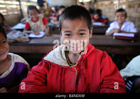 Nahaufnahme eines jungen in der Schule in die Lager für Displaced Persons in der Nähe der Grenze zu Thailand In Myanmar Birma Tausende von Menschen siedelten sich in der Nähe von der Grenze als Folge der Unterdrückung in ihrem Heimatland um 200 birmanischen Vertriebene in La pro Her niedergelassen haben ein Dorf auf der burmesische Seite der Grenze zu Thailand in der Nähe der thailändischen Stadt von Mae Sot sie weigern sich, die Grenze zu überqueren, weil sie in ihrer Heimat dieser Flüchtlinge bleiben wollen unterstützen Sie die Rebellenbewegung namens Straflosigkeit Karen National Liberation Army betreibt in östlichen Birma Jan 2007 Stockfoto