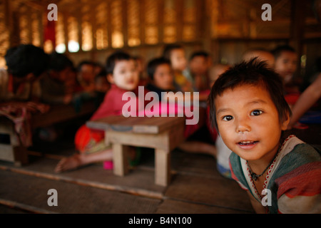 Kinder der La pro Her Dorfschule in Myanmar In Myanmar Birma Tausende von Menschen in der Nähe von der Grenze als Folge der Unterdrückung in ihrem Heimatland um 200 birmanischen Vertriebene in La niedergelassen haben pro Her niedergelassen haben ein Dorf auf der burmesische Seite der Grenze zu Thailand in der Nähe der thailändischen Stadt von Mae Sot sie weigern sich, die Grenze zu überqueren, weil sie in ihrer Heimat dieser Flüchtlinge bleiben wollen unterstützen die Rebellenbewegung namens Straflosigkeit Karen National Liberation Army betreibt in östlichen Birma Jan 2007 Stockfoto