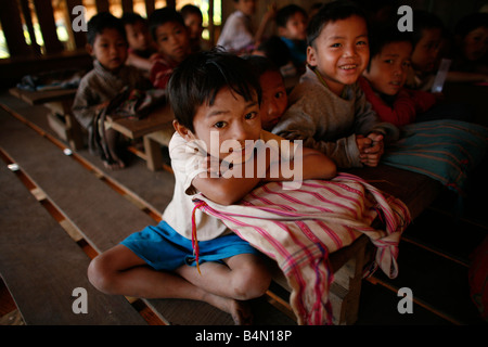 Support für die Rebellenbewegung Boys der Dorfschule in La pro ihr Dorf in Myanmar In Myanmar Burma, Tausende von Menschen in der Nähe von der Grenze als Folge der Unterdrückung in ihrem Heimatland um 200 birmanischen Vertriebene in La niedergelassen haben pro Her niedergelassen haben ein Dorf auf der burmesische Seite der Grenze zu Thailand in der Nähe der thailändischen Stadt von Mae Sot sie weigern sich, die Grenze zu überqueren, weil sie in ihrer Heimat dieser Flüchtlinge bleiben wollen genannte Straflosigkeit Karen National Liberation Army betreibt in östlichen Birma Jan 2007 Stockfoto