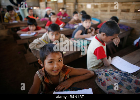 Burmesische Kinder in der Schule in La pro Her In Myanmar Birma Tausende von Menschen in der Nähe von der Grenze als Folge der Unterdrückung in ihrem Heimatland um 200 birmanischen Vertriebene in La niedergelassen haben pro Her niedergelassen haben ein Dorf auf der burmesische Seite der Grenze zu Thailand in der Nähe der thailändischen Stadt von Mae Sot sie weigern sich, die Grenze zu überqueren, weil sie in ihrer Heimat dieser Flüchtlinge bleiben wollen unterstützen die Rebellenbewegung namens Straflosigkeit Karen National Befreiung-Armee betreibt in östlichen Birma Jan 2007 Stockfoto