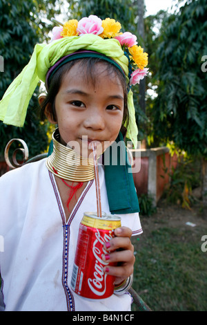 Nahaufnahme eines Longneck Mädchen trinken eine Cola ca. 300 birmanischen Flüchtlinge in Thailand Mitglieder der indigenen Gruppe bekannt sind als die Longnecks, die größte der drei Dörfer wo live Longnecks Nai Soi genannt befindet sich in der Nähe von Mae Hong Son Stadt longnecks, tragen Metallringe auf den Hals, die das Schlüsselbein nach unten drücken und verlängern dem Hals, sie sind, eine touristische Attraktion Touristen besuchen Nai Soi zu fotografieren die Longnecks und ihr Kunsthandwerk kaufen die Dörfer werden von Menschenrechtsorganisationen als menschliche Zoos kritisiert. Stockfoto