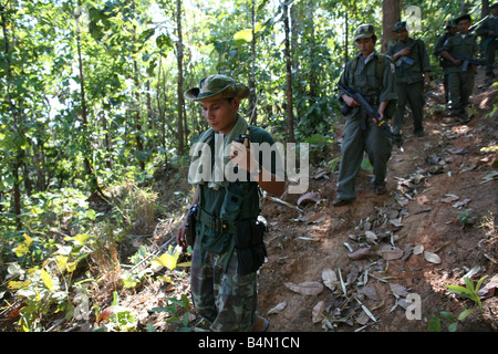 Straflosigkeit Soldaten zu Fuß durch den Dschungel in der Nähe von Thailand In Myanmar Burma, Tausende von Menschen in der Nähe von der Grenze als Folge der Unterdrückung in ihrem Heimatland um 200 birmanischen Vertriebene in La niedergelassen haben pro Her niedergelassen haben ein Dorf auf der burmesische Seite der Grenze zu Thailand in der Nähe der thailändischen Stadt von Mae Sot sie weigern sich, die Grenze zu überqueren, weil sie in ihrer Heimat dieser Flüchtlinge bleiben wollen, unterstützen die Rebellenbewegung namens Straflosigkeit Karen National Befreiung-Armee betreibt in östlichen Birma Jan 2007 Stockfoto