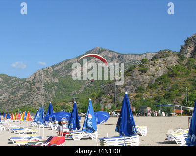 Gleitschirm kommen ins Land über Strand, Olu Deniz, Türkei Stockfoto