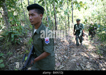 Straflosigkeit Soldaten patrouillieren nahe der Grenze zu Thailand In Myanmar Burma, Tausende von Menschen in der Nähe von der Grenze als Folge der Unterdrückung in ihrem Heimatland um 200 birmanischen Vertriebene in La niedergelassen haben pro Her niedergelassen haben ein Dorf auf der burmesische Seite der Grenze zu Thailand in der Nähe der thailändischen Stadt von Mae Sot sie weigern sich, die Grenze zu überqueren, weil sie in ihrer Heimat dieser Flüchtlinge bleiben wollen, unterstützen die Rebellenbewegung namens Straflosigkeit Karen National Befreiung-Armee betreibt in östlichen Birma Jan 2007 Stockfoto