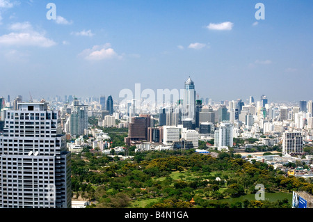 Erhöhte Sicht der Lumphini-Park und Plön Chit und Sukhumvit Gegend suchen Nord Stockfoto