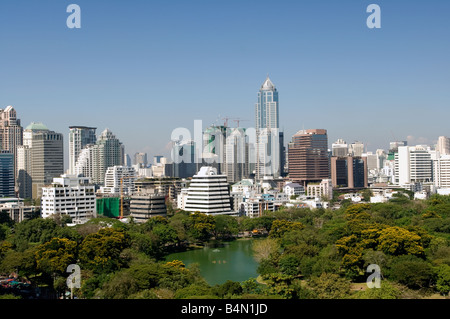 Erhöhte Sicht der Lumphini-Park mit Plön Chit Skyline von Rising Hochbauten nach Nord-Ost Stockfoto