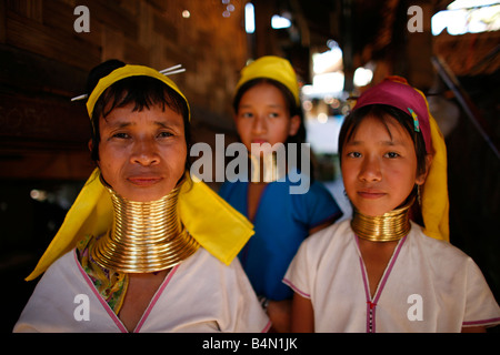 Eine Gruppe von Longneck Frauen posieren im Innenbereich ca. 300 birmanischen Flüchtlinge in Thailand sind Mitglieder der indigenen Gruppe bekannt als Longnecks, die die größte der drei Dörfer wo live Longnecks Nai Soi genannt befindet sich in der Nähe von Mae Hong Son Stadt Longnecks tragen Metallringe auf den Hals, die das Schlüsselbein fertig drücken und verlängern dem Hals, sie sind, eine touristische Attraktion besuchen Touristen Nai Soi zu fotografieren die Longnecks und kaufen ihr Kunsthandwerk der Dörfer werden von Menschenrechtsorganisationen als menschliche Zoos kritisiert. Stockfoto