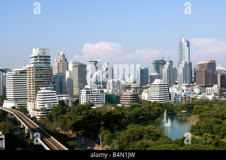 Erhöhte Ansicht des Lumpini Park mit Plön Chit und Sukhumvit Skyline mit hoher aufgehenden Gebäude nach Nord-Ost Stockfoto