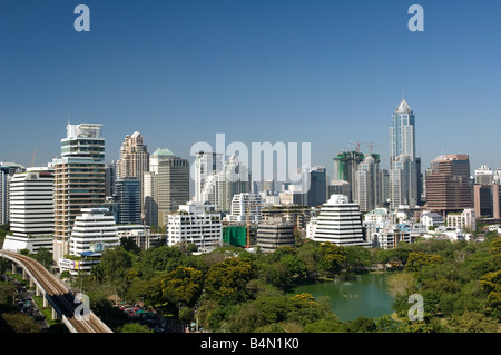 Erhöhten Ansicht der Lumphini-Park mit Plön Chit und Sukhumvit Skyline mit hohen Rising Gebäuden Blick nach Nordosten Stockfoto