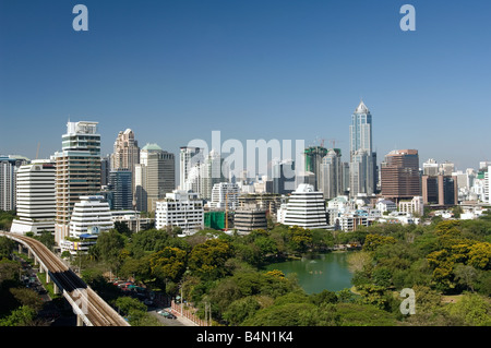 Erhöhten Ansicht der Lumphini-Park mit Plön Chit und Sukhumvit Skyline mit hohen Rising Gebäuden Blick nach Nordosten Stockfoto