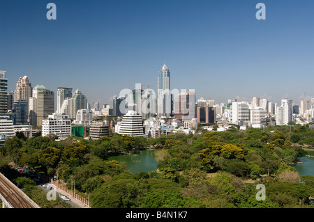 Erhöhten Ansicht der Lumphini-Park mit Plön Chit und Sukhumvit Skyline mit hohen Rising Gebäuden Blick nach Nordosten Stockfoto