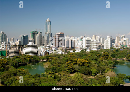 Erhöhten Ansicht der Lumphini-Park mit Plön Chit und Sukhumvit Skyline mit hohen Rising Gebäuden Blick nach Nordosten Stockfoto