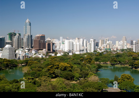 Erhöhten Ansicht der Lumphini-Park mit Plön Chit und Sukhumvit Skyline mit hohen Rising Gebäuden Blick nach Nordosten Stockfoto