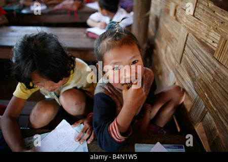 Burmesische Kinder an einer Dorfschule in La pro Her In Myanmar Birma Tausende von Menschen in der Nähe von der Grenze als Folge der Unterdrückung in ihrem Heimatland um 200 birmanischen Vertriebene in La niedergelassen haben pro Her niedergelassen haben ein Dorf auf der burmesische Seite der Grenze zu Thailand in der Nähe der thailändischen Stadt von Mae Sot sie weigern sich, die Grenze zu überqueren, weil sie in ihrer Heimat dieser Flüchtlinge bleiben wollen unterstützen die Rebellenbewegung namens Straflosigkeit Karen National Liberation Army betreibt in östlichen Birma Jan 2007 Stockfoto