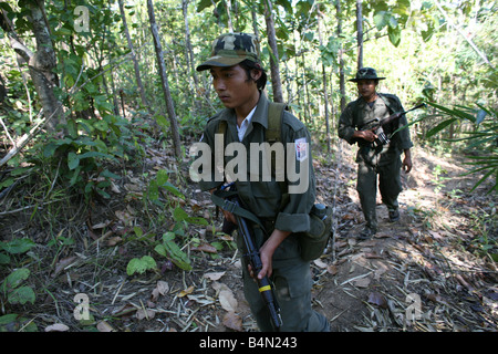 Straflosigkeit Soldaten zu Fuß durch den Dschungel in der Nähe von Thailand In Myanmar Burma, Tausende von Menschen in der Nähe von der Grenze als Folge der Unterdrückung in ihrem Heimatland um 200 birmanischen Vertriebene in La niedergelassen haben pro Her niedergelassen haben ein Dorf auf der burmesische Seite der Grenze zu Thailand in der Nähe der thailändischen Stadt von Mae Sot sie weigern sich, die Grenze zu überqueren, weil sie in ihrer Heimat dieser Flüchtlinge bleiben wollen, unterstützen die Rebellenbewegung namens Straflosigkeit Karen National Befreiung-Armee betreibt in östlichen Birma Jan 2007 Stockfoto