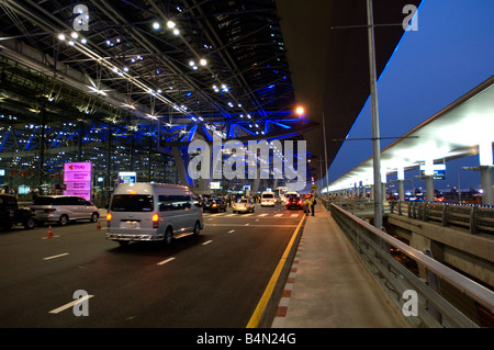 Rampe der Abflugebene des Flughafens Suvarnabhumi das neue Drehkreuz Südostasiens Stockfoto