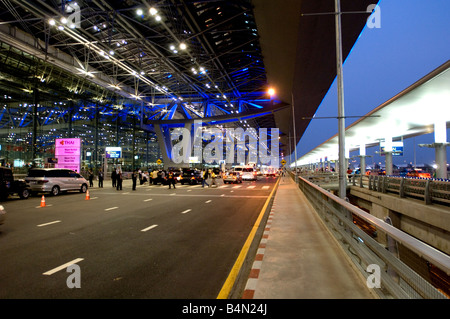 Rampe der Abflugebene des Flughafens Suvarnabhumi das neue Drehkreuz Südostasiens Stockfoto