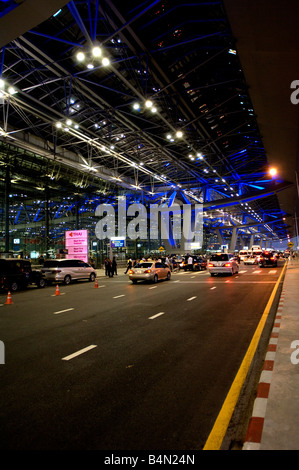 Rampe der Abflugebene des Flughafens Suvarnabhumi das neue Drehkreuz Südostasiens Stockfoto