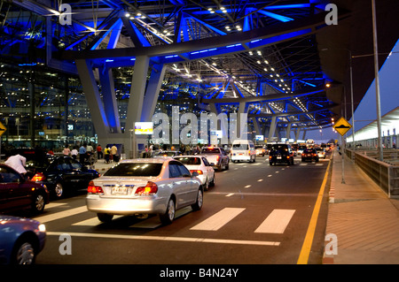 Rampe der Abflugebene des Flughafens Suvarnabhumi das neue Drehkreuz Südostasiens Stockfoto