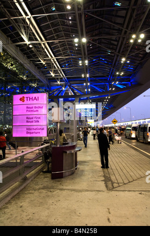 Rampe der Abflugebene des Flughafens Suvarnabhumi das neue Drehkreuz Südostasiens Stockfoto