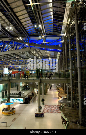 Abflugebene des Flughafens Suvarnabhumi das neue Drehkreuz Südostasiens Stockfoto