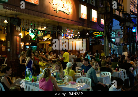 Open Air Restaurants entlang Thanon Khao San Stockfoto