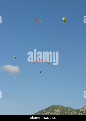 Vier Gleitschirme in der Himmel über Olu Deniz, Türkei Stockfoto