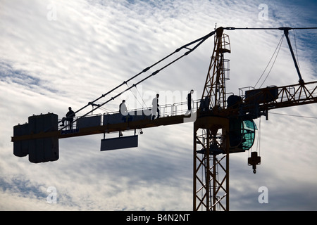 Umrisse des Erbauers Arbeiter auf ein Turmdrehkran (Frankreich). Ouvriers du Bâtiment Sur Une Grue de chantier (Frankreich). Stockfoto