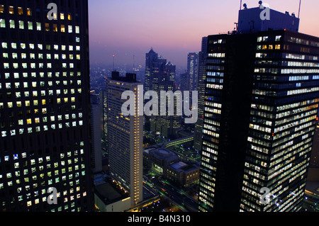 Erhöhten Blick auf die Wolkenkratzer von Shinjuku West Business Disrtict Stockfoto