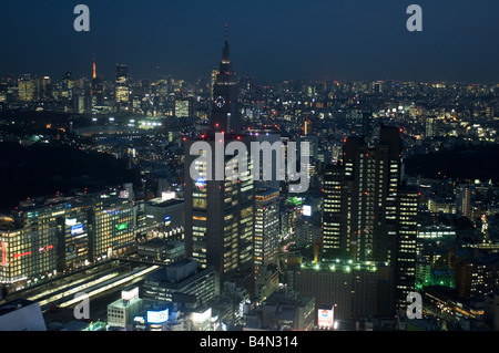 Erhöhten Blick auf die Wolkenkratzer von Shinjuku West Business Disrtict mit Co Mo Turm Stockfoto