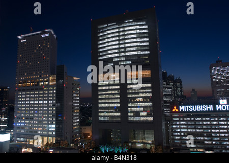 Shinjuku West District bei Nacht Stockfoto