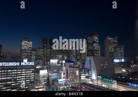 Shinjuku-Skyline bei Nacht Stockfoto