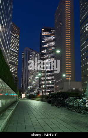 Hohe aufgehenden Gebäude Gijido Dori Ave in Shinjuku West Stockfoto