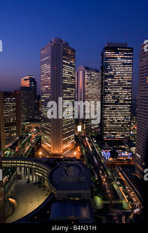 Erhöhten Blick auf hohe aufgehenden Gebäude von Shinjuku West Stockfoto