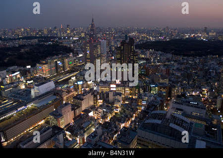 Erhöhte Sicht von Shinjuku Süd am frühen Abend mit DoCoMo-Turm Stockfoto