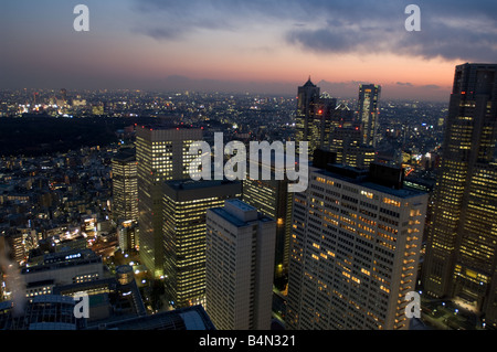 Untergehende Sonne über Shinjuku Stockfoto